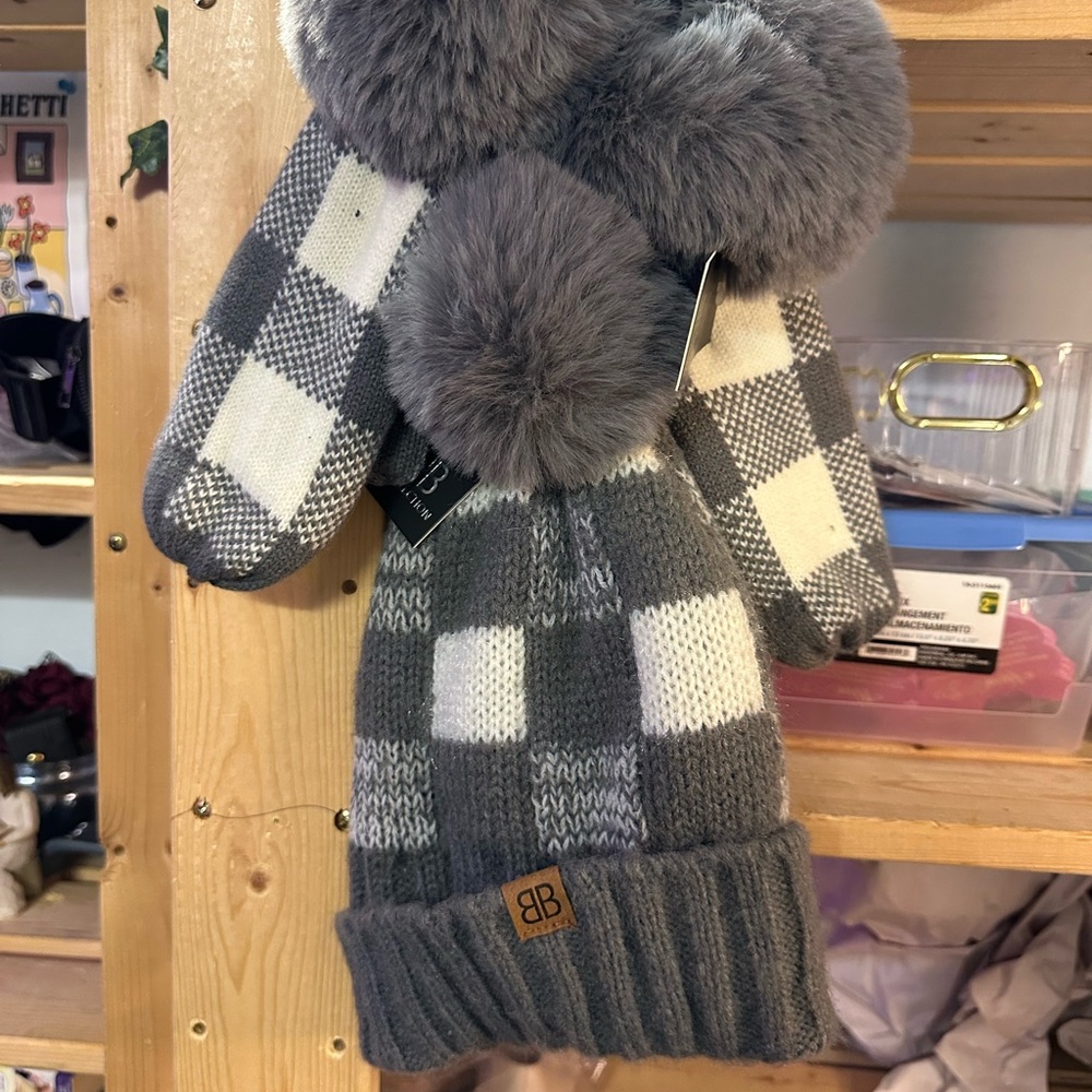 Gray and White Checkered Toque and Mittens Set